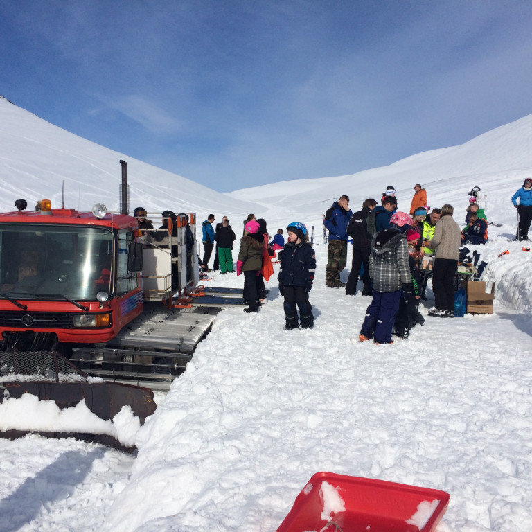 Foreldrafélag skólans bauð börnum í ferð með snjótroðurum upp á Grenivíkurfjall. Sjá nánar frétt um útivistardaginn.