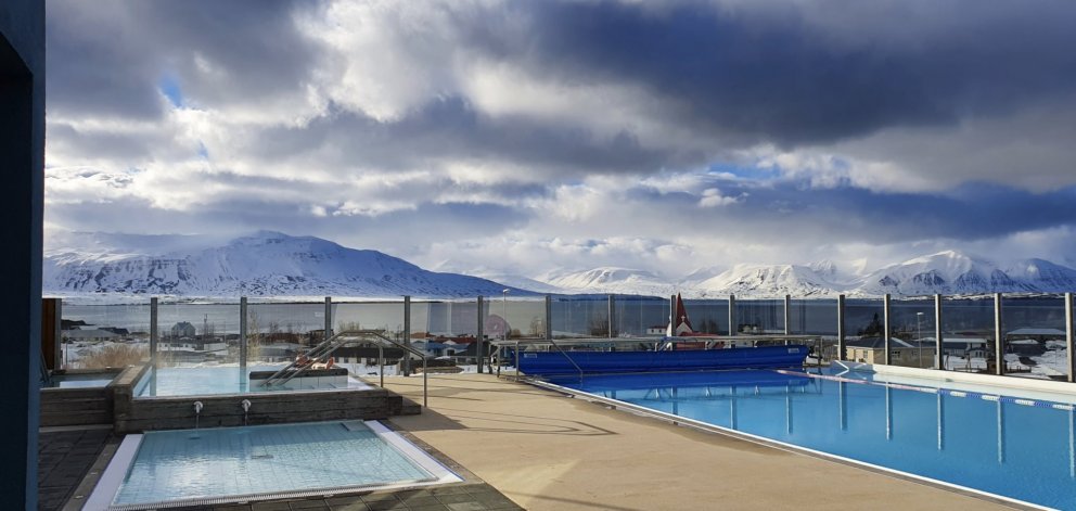 Lengri opnun sundlaugar um helgina