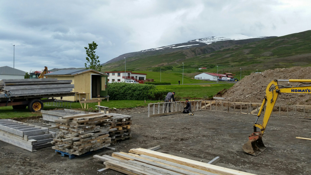 Smiðir Trégrips að slá upp fyrir grunni.