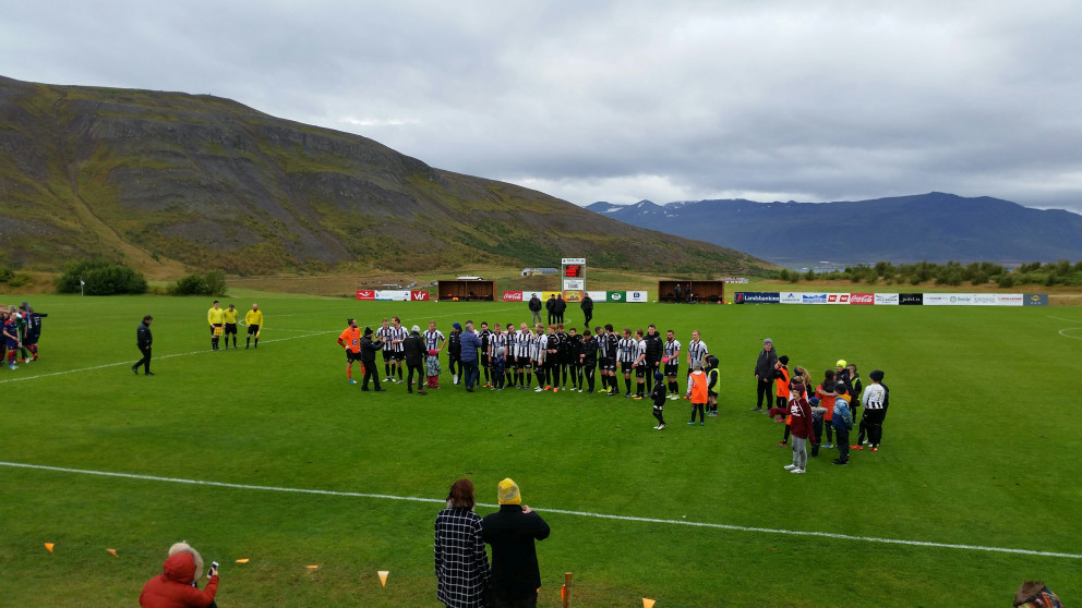 Magnamenn fá silfurverðlaunin afhent eftir leikinn við Vestra