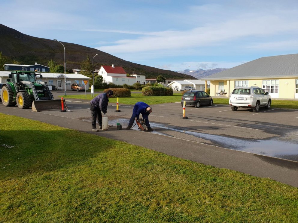 Starfsmenn áhaldahúss undirbúa viðgerð.