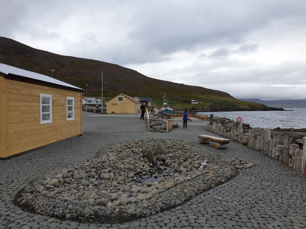 Tjörnin að verða klár undir vatn og Guðmundur að leggja síðustu leiðslurnar