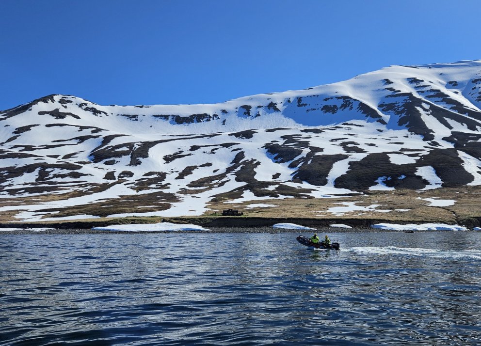 Ægismenn taka land, skálinn að Látrum fyrir miðri mynd.