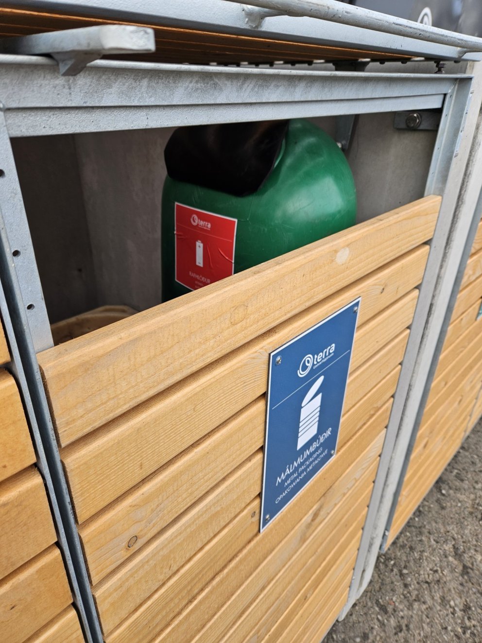 Rafhlöðuboxið er grænt.