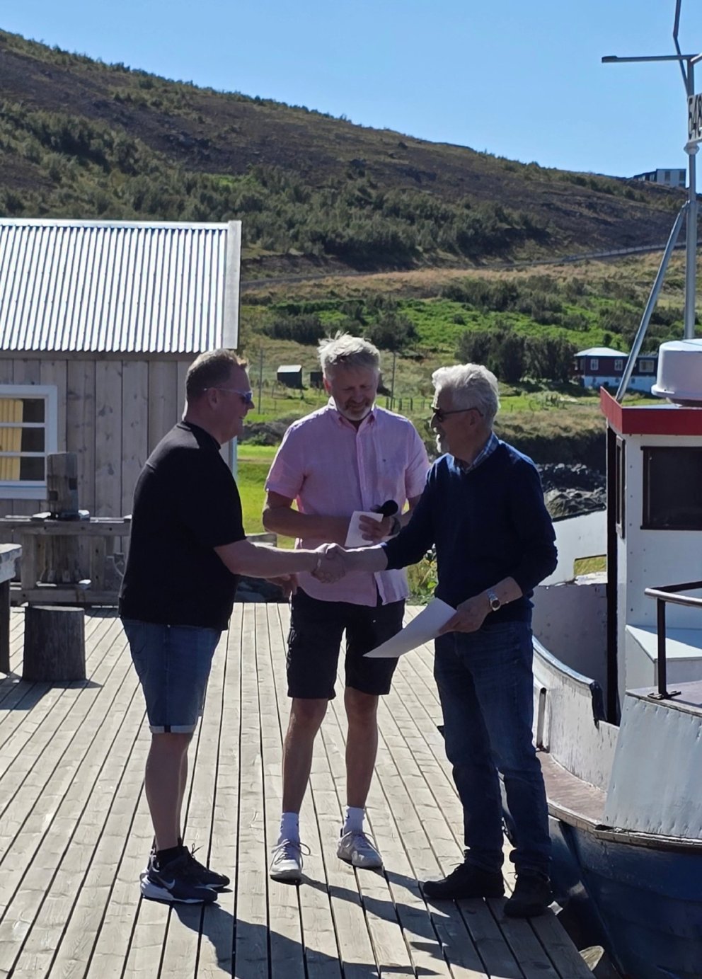 Oddviti, sveitarstjóri og Björn Ingólfsson er þessi unglegi hægra megin.