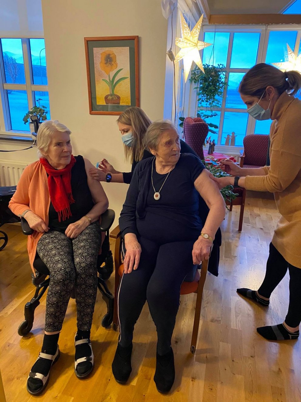 Fjóla og Guðbjörg gefa Kristínu og Unni fyrstu covid-skammtana