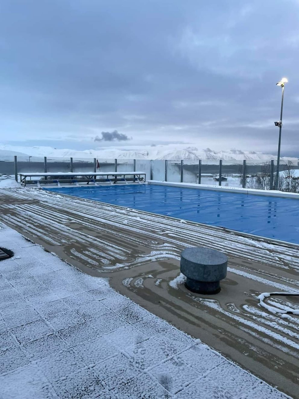 Sundlaugin lokuð um helgina