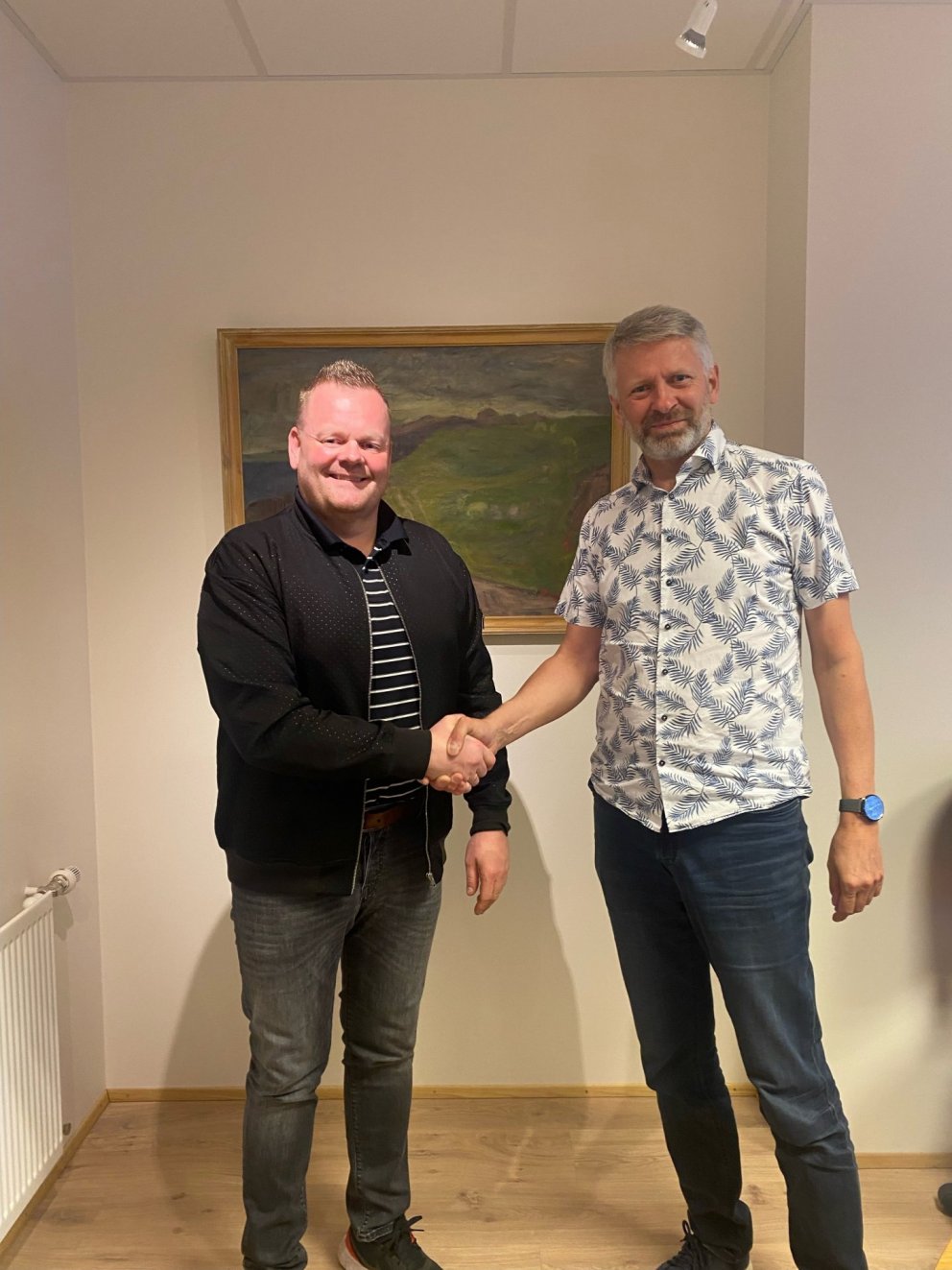 Oddviti og sveitarstjóri ánægðir að lokinni undirskrift