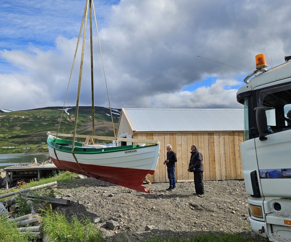 Sigla himinfley!  Hermann svífur til búðar sinnar.