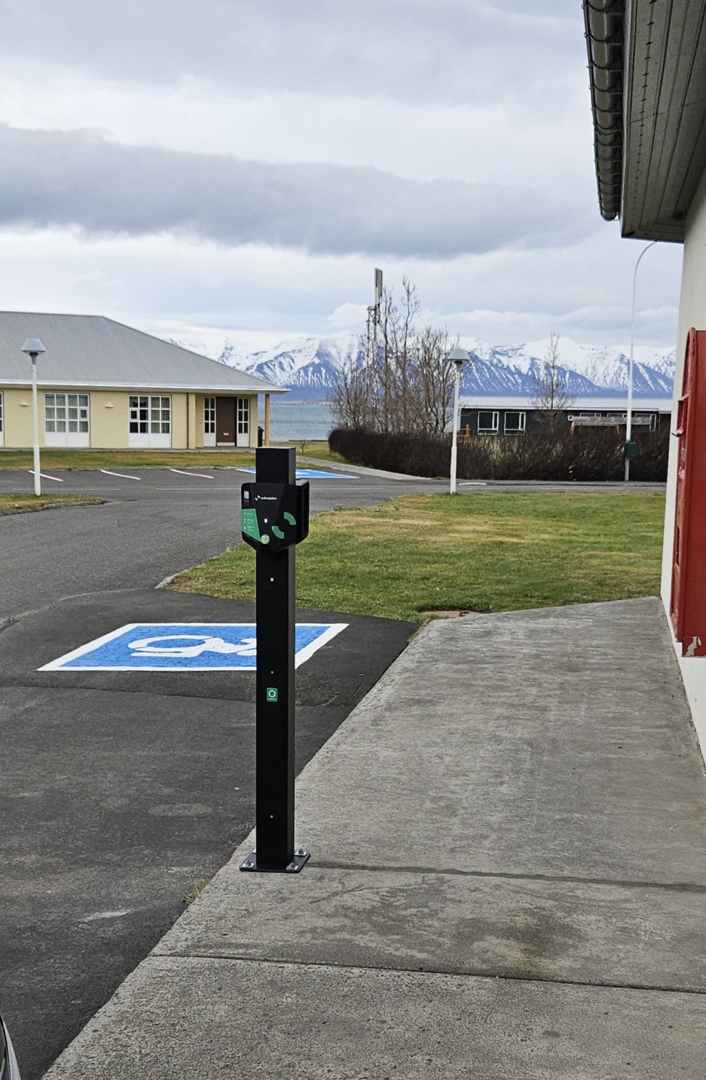 Nú geta tveir bílar hlaðið í einu.