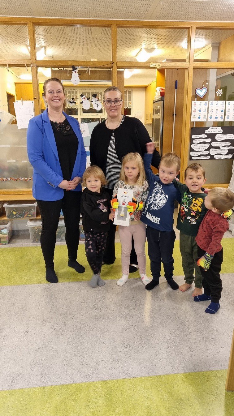 Þórunn formaður mætt á leikskólann til Margrétar og barnanna.