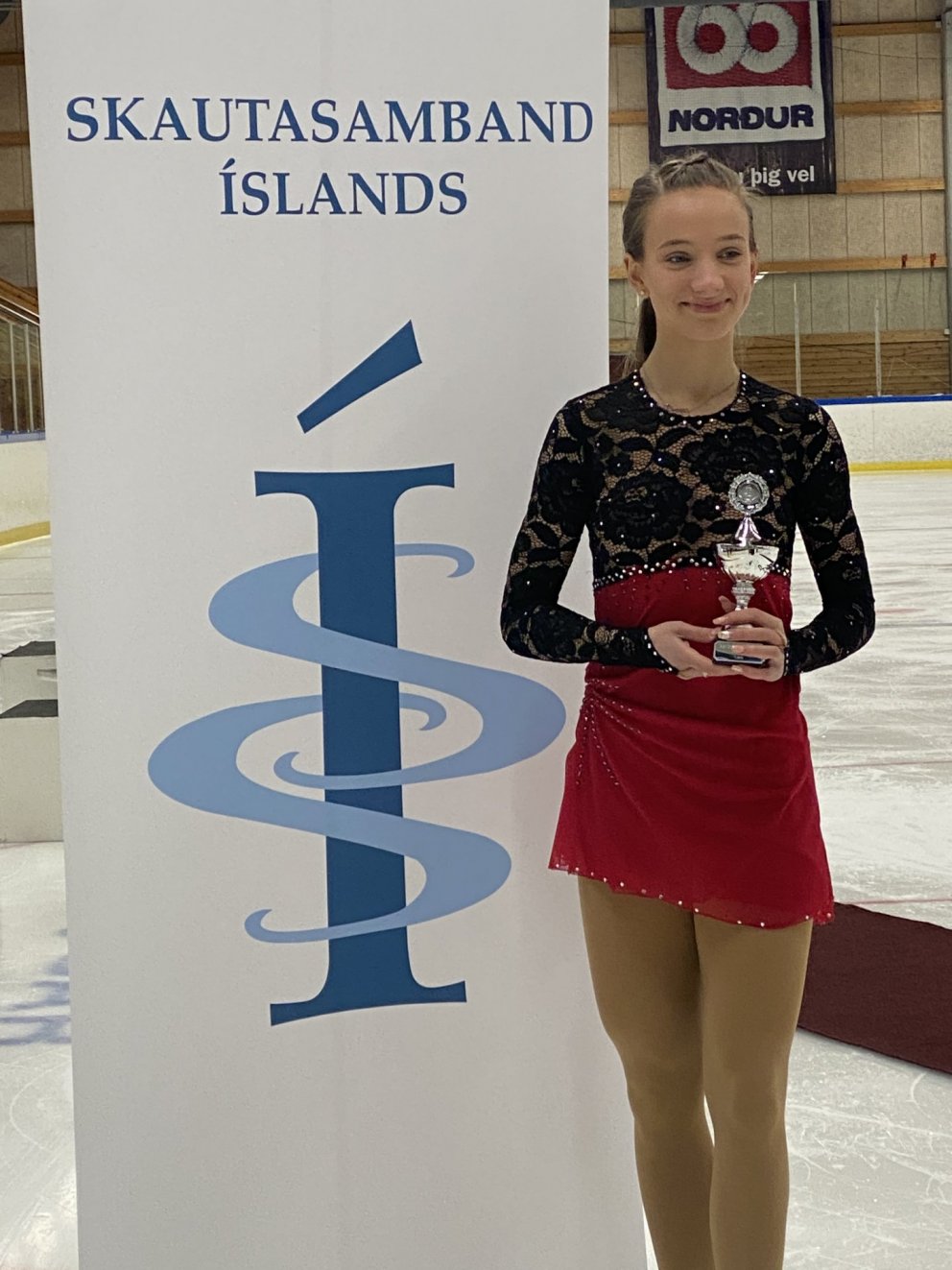 Júlía Rós Viðarsdóttir með verðlaun sín