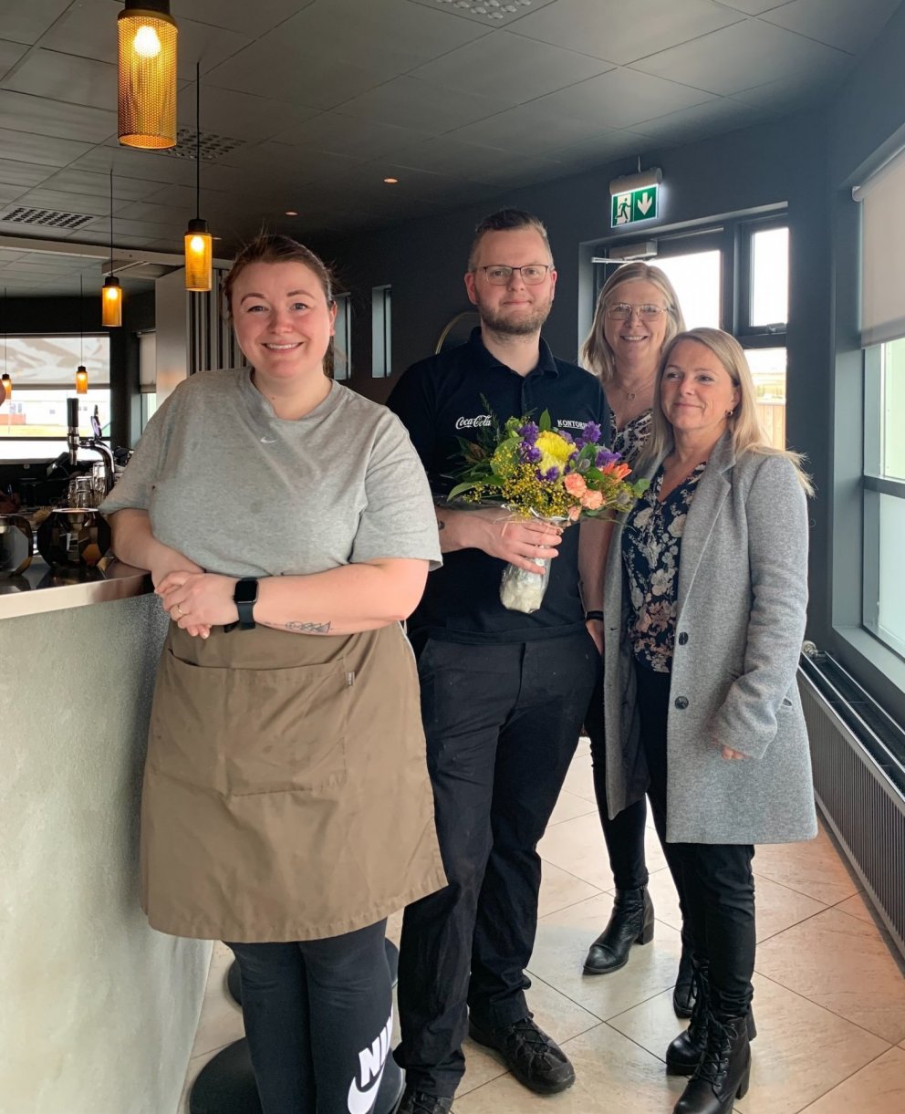 Fjóla oddviti og Margrét varaoddviti færðu þeim Sigga og Ingibjörgu blóm og kveðjur sveitarstjórnar …