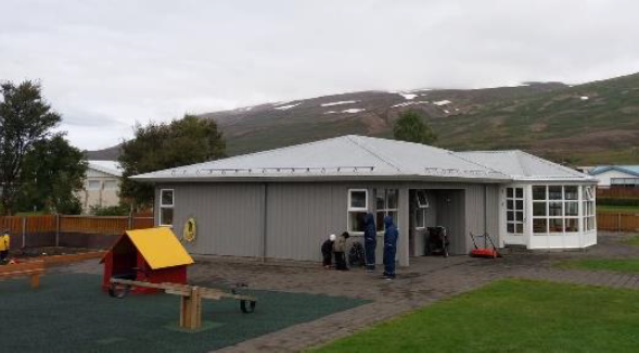 Alltaf líf og fjör, úti sem inni