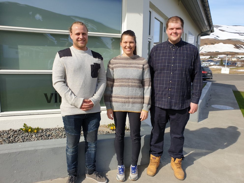 Einar, Halla og Ágúst, glaðbeitt fyrir utan væntanlegt Mathús.