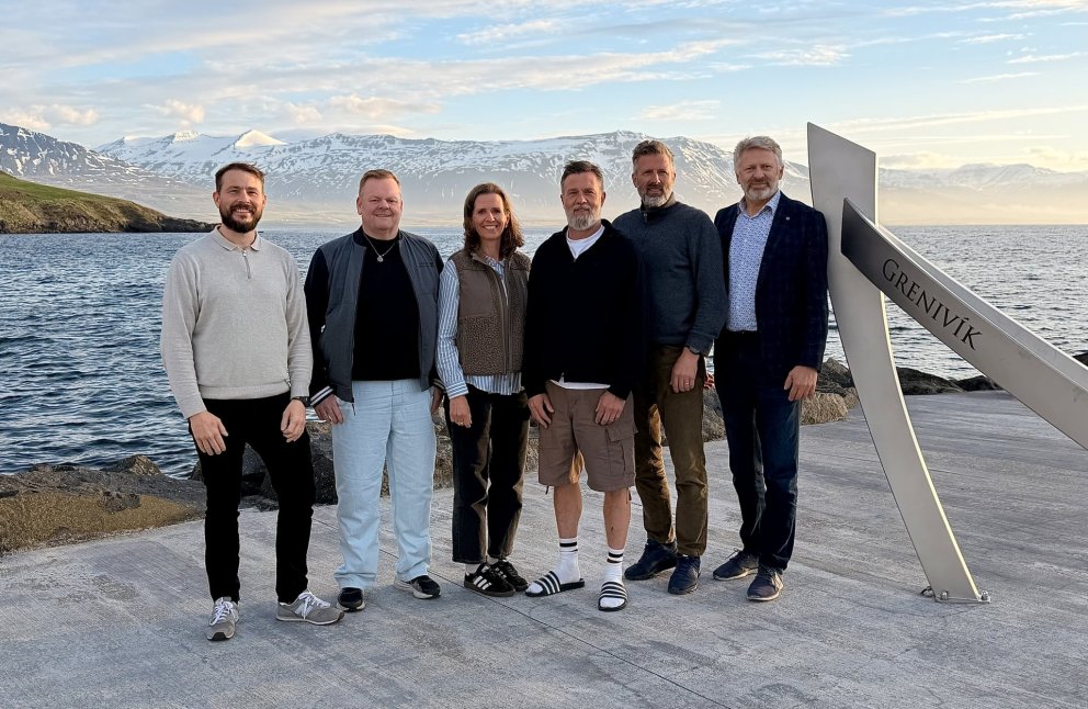 Nýkjörin sveitarstjórn ásamt sveitarstjóra