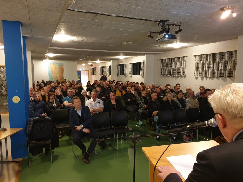Fullur salur, íbúar hugsi undir ræðu ráðherra