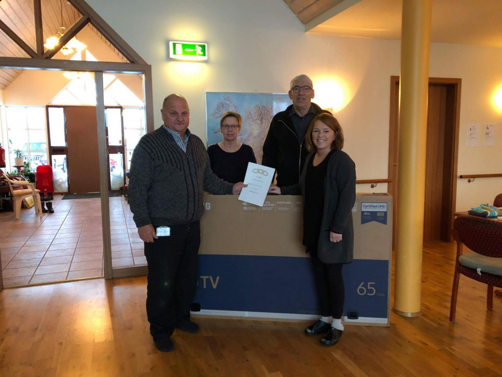 Frá afhendingu sjónvarpsins, f.v.:  Einar, Elísa eiginkona Einars, Gunnar og Fjóla forstöðumaður Gre…