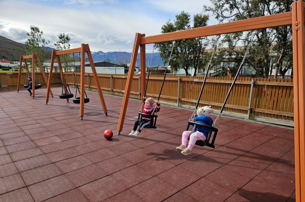 Börnin una sér vel á Krummafæti, nýjar rólur vekja lukku.