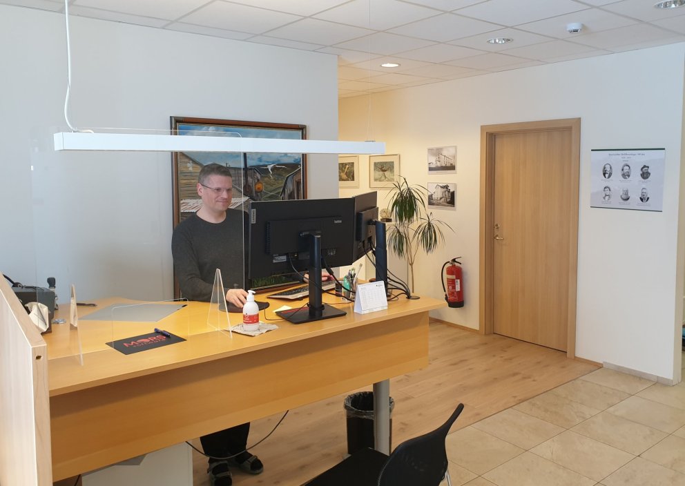 Úr afgreiðslu Sparisjóðs Höfðhverfinga á Grenivík