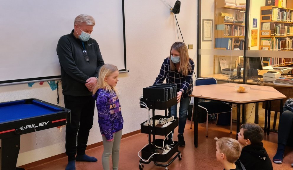 Fjóla Stefánsdóttir og Jóhann Ingólfsson frá Sænesi afhenda spjaldtölvurnar.