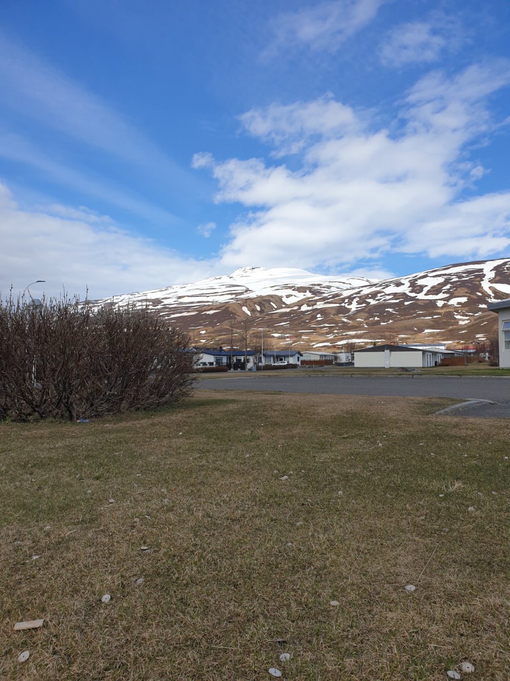 Töluvert er af flugeldarusli og öðru smárusli, því nóg að plokka