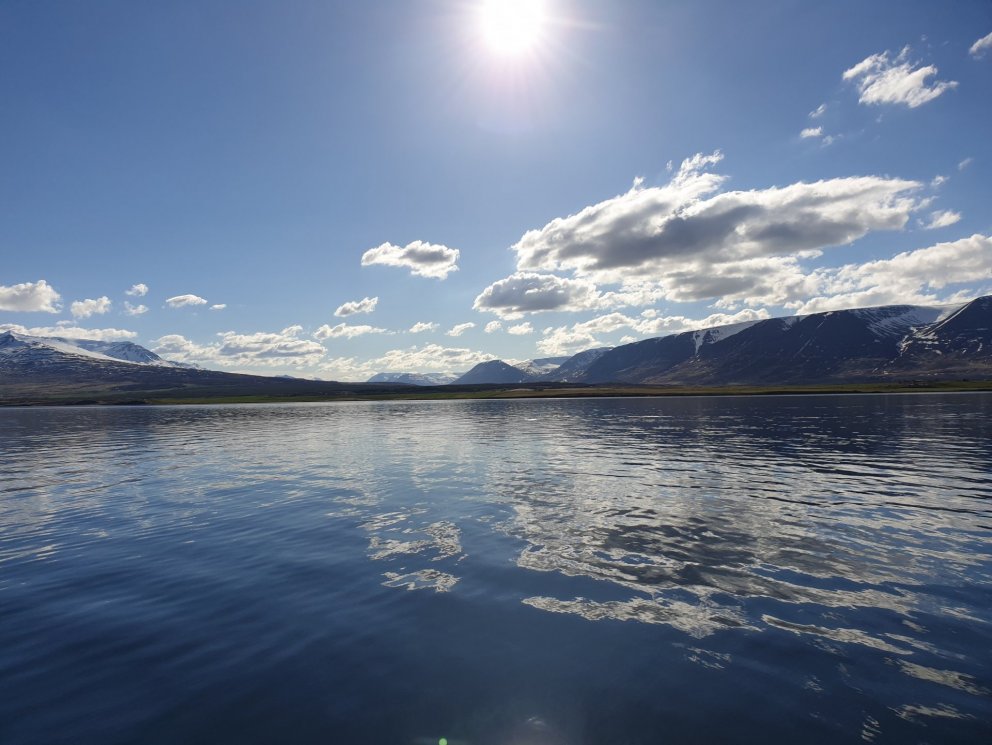Sólin skín á Eyjafjörð, lognkyrran