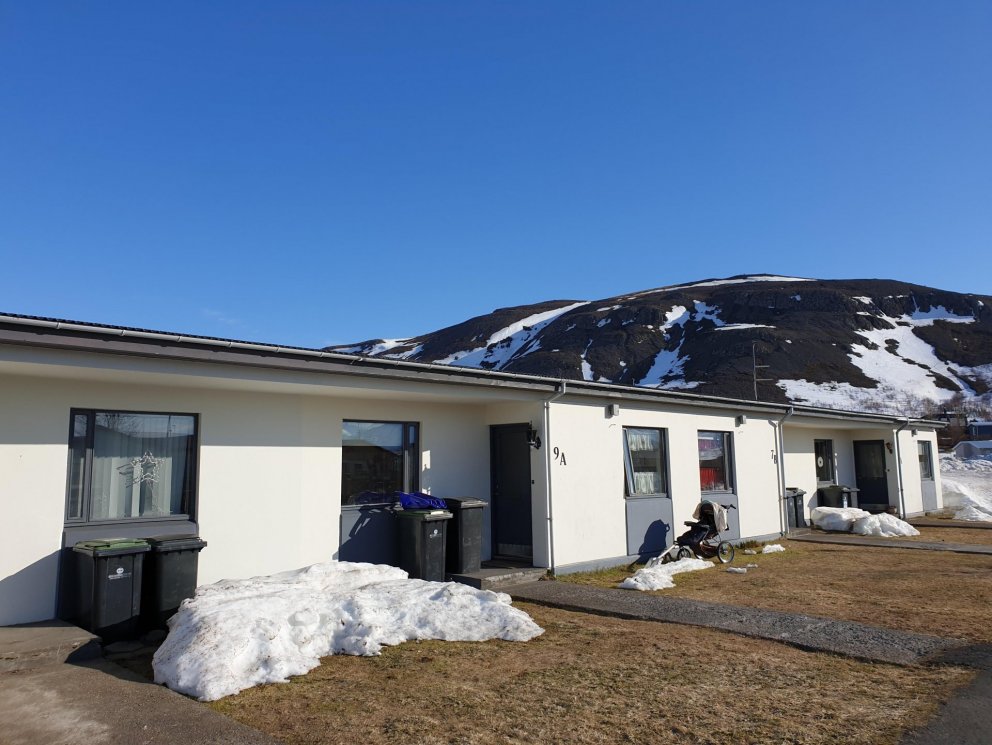 Túngata 9a er 86,5 fm. íbúð í raðhúsi.