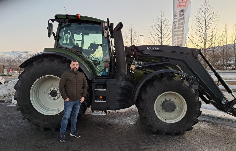 Sigurður Baldur tekur við nýju vélinni í dag hjá Aflvélum á Akureyri.